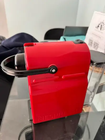 Máquina de café Nespresso roja compacta - miniatura 1