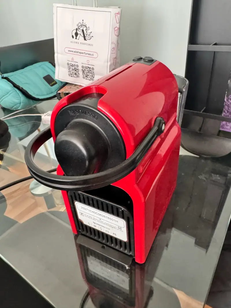Máquina de café Nespresso roja compacta - 2