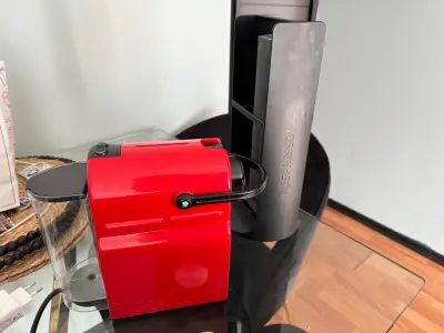 Máquina de café Nespresso roja compacta - miniatura 3