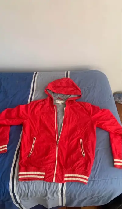 Chaqueta cortaviento roja con capucha - miniatura 1