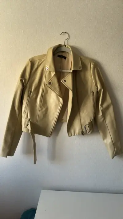 Chaqueta biker beige de cuero sintético - miniatura 1