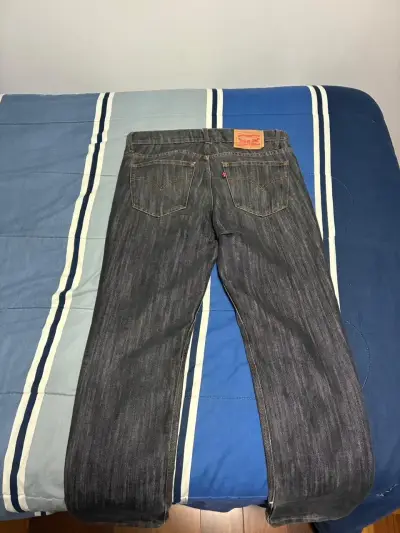 Jeans de mezclilla oscuros para hombre - miniatura 2