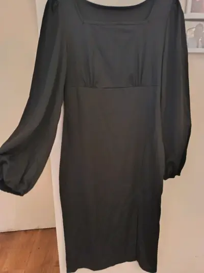 Vestido negro elegante con mangas largas - miniatura 1