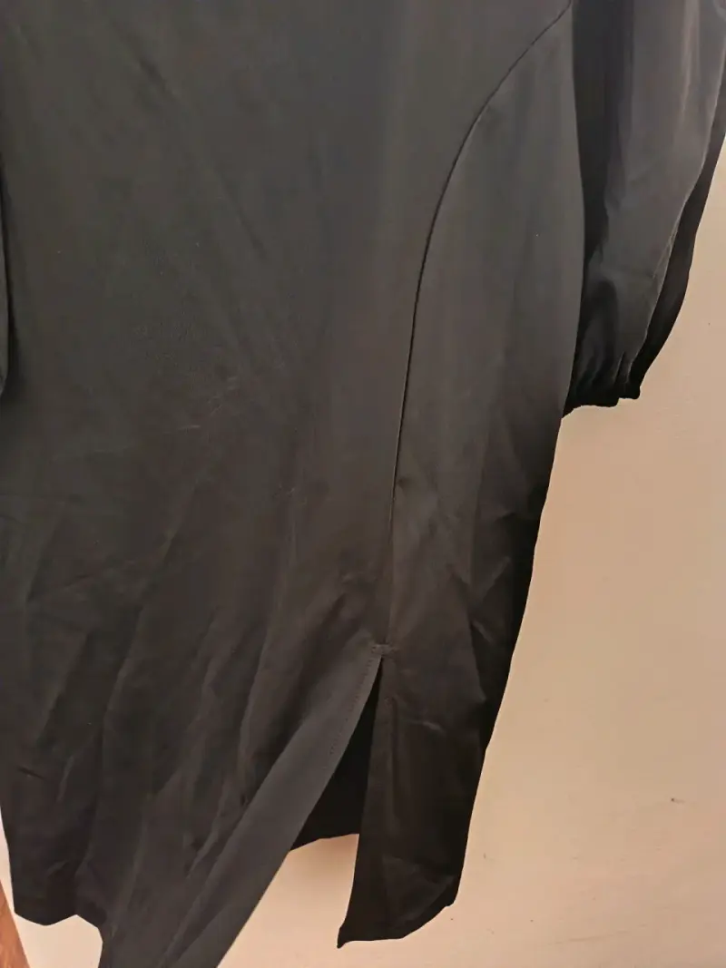 Vestido negro elegante con mangas largas - 2