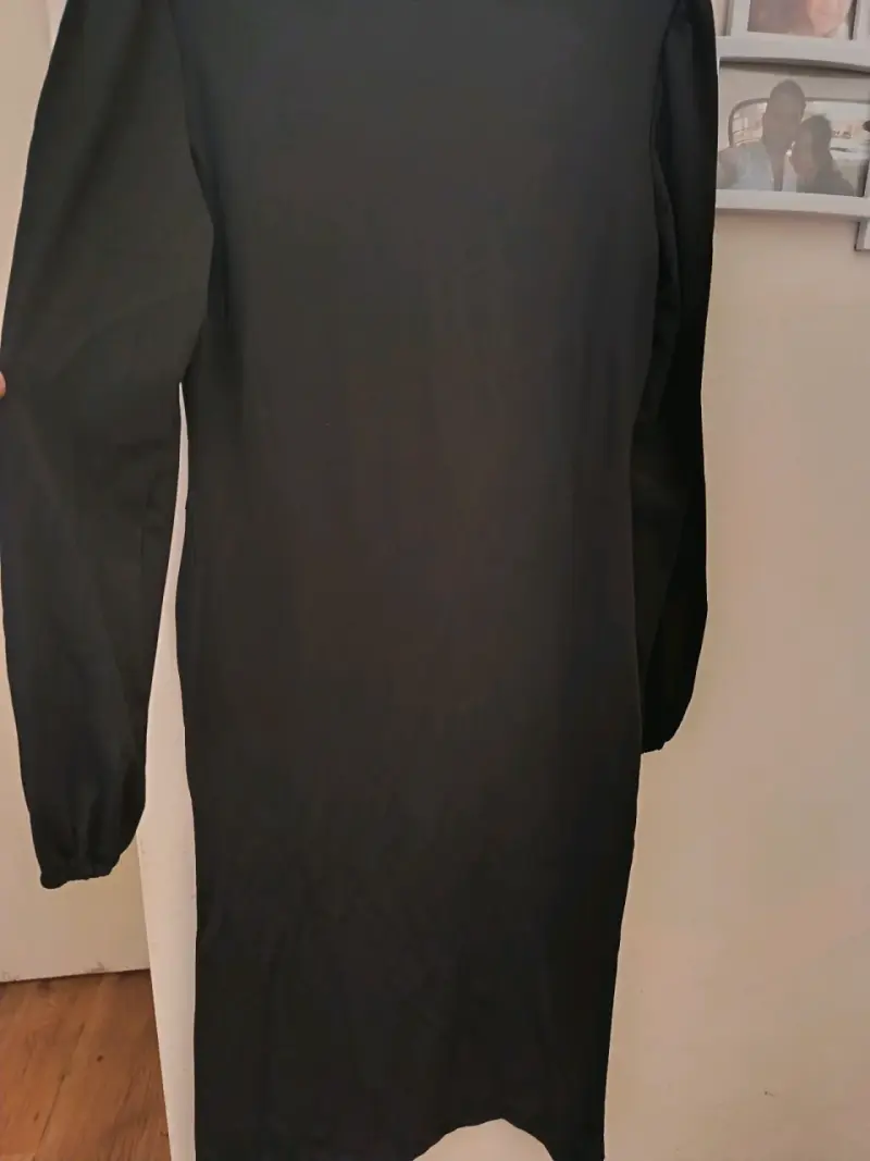 Vestido negro elegante con mangas largas - 3