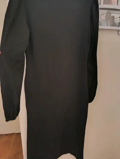 Vestido negro elegante con mangas largas - miniatura 3