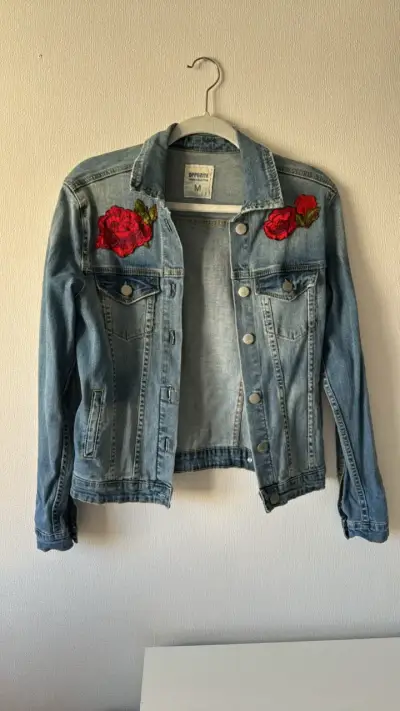 Chaqueta de mezclilla con bordado floral - miniatura 1