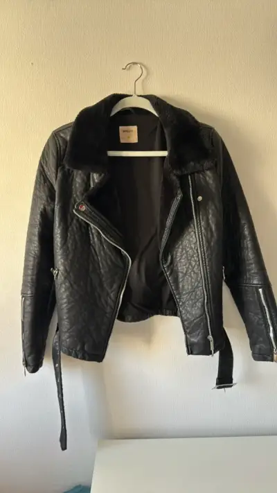 Chaqueta de cuero sintética negra - miniatura 1