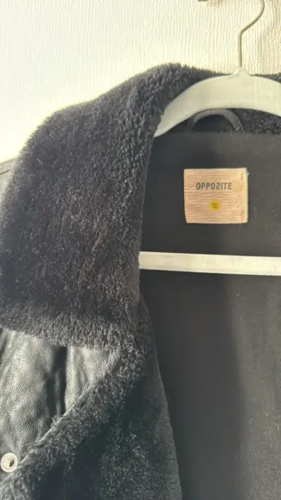Chaqueta de cuero sintética negra - miniatura 2