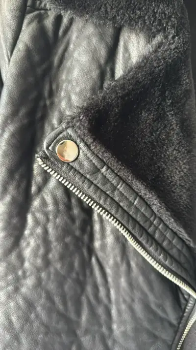 Chaqueta de cuero sintética negra - miniatura 3