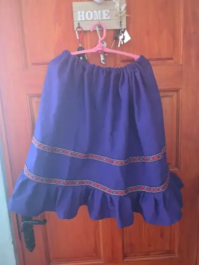 Falda azul con detalles bordados - miniatura 1