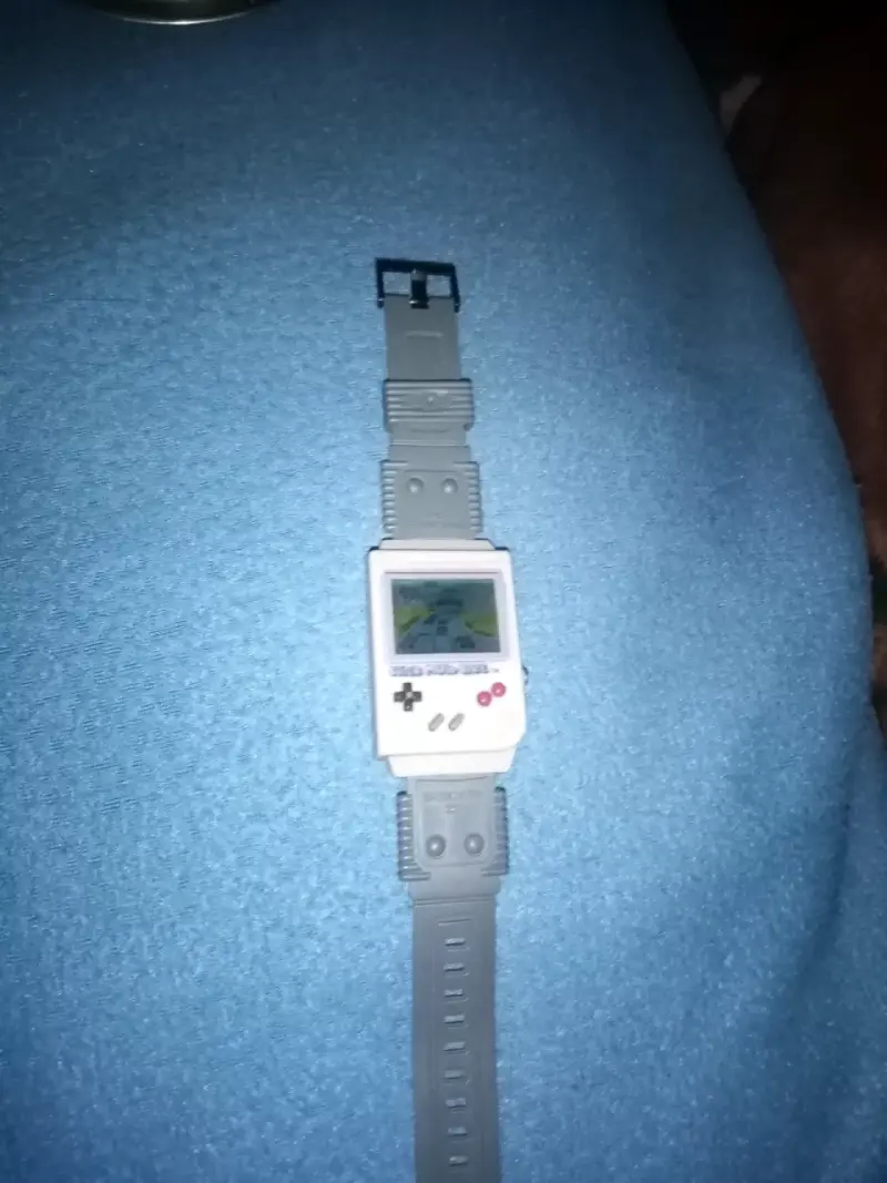 Reloj digital estilo consola retro - 1