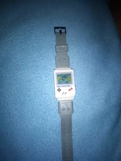 Reloj digital estilo consola retro - miniatura 2
