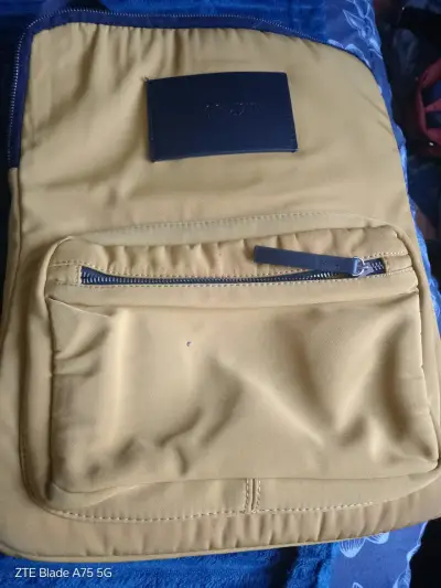 Mochila beige con bolsillo frontal - miniatura 1