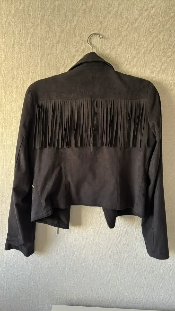 Chaqueta m negra con cierre y flecos - 4