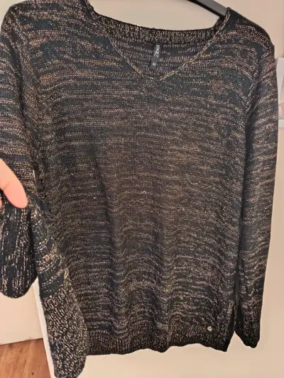 Polera negra con detalles dorados Zibel - miniatura 1