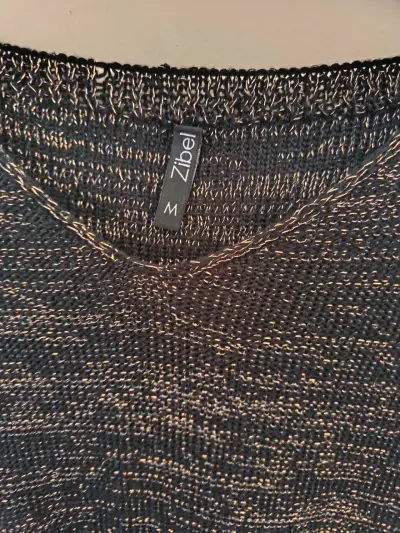 Polera negra con detalles dorados Zibel - miniatura 2