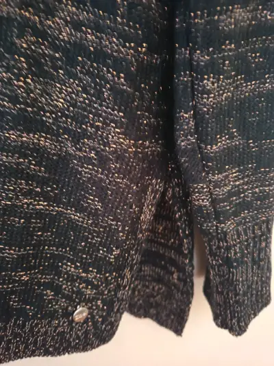 Polera negra con detalles dorados Zibel - miniatura 3
