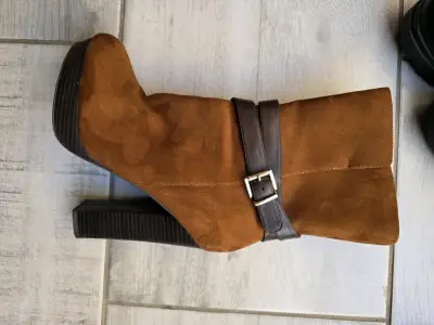 Botines de gamuza marrón con tacón alto - miniatura 1