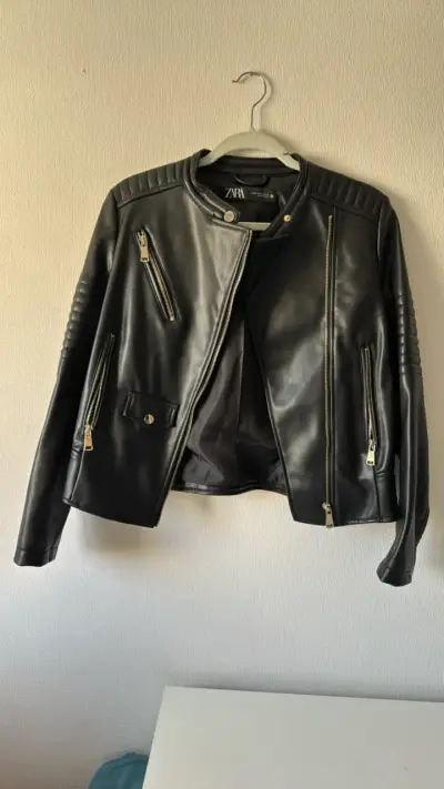 Chaqueta de cuerina negra Zara con cierre metálico - miniatura 1