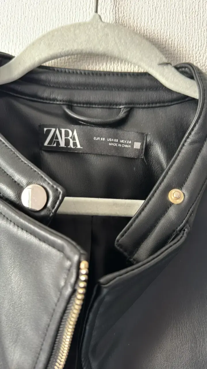 Chaqueta de cuerina negra Zara con cierre metálico - 2