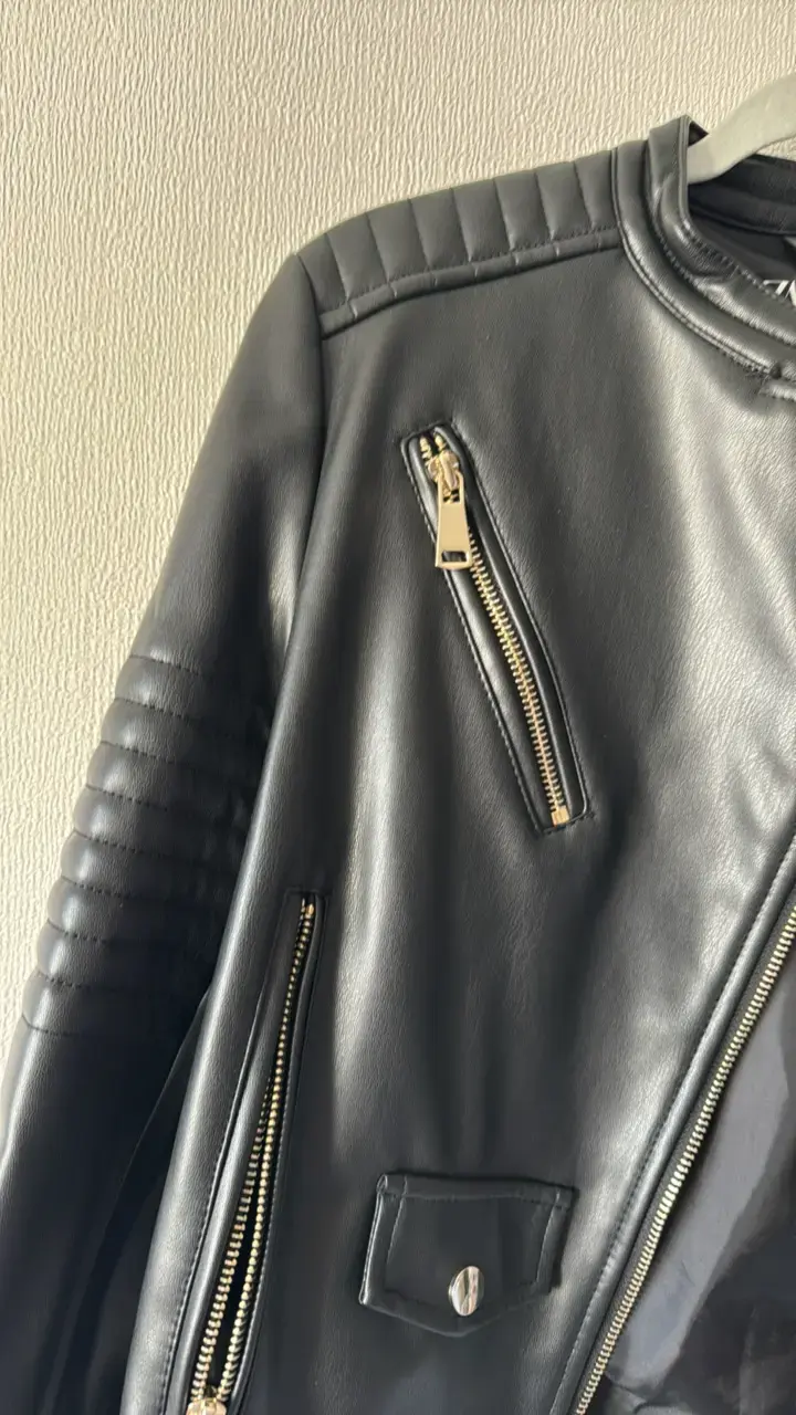Chaqueta de cuerina negra Zara con cierre metálico - 3
