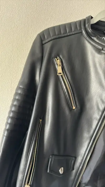 Chaqueta de cuerina negra Zara con cierre metálico - miniatura 3