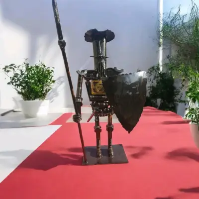 Escultura  de Don Quijote en Material Reciclado - miniatura 1