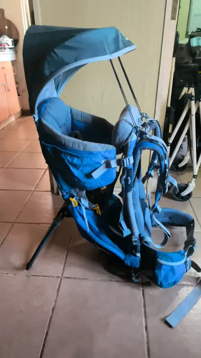 Mochila porta bebé azul con toldo - miniatura 1