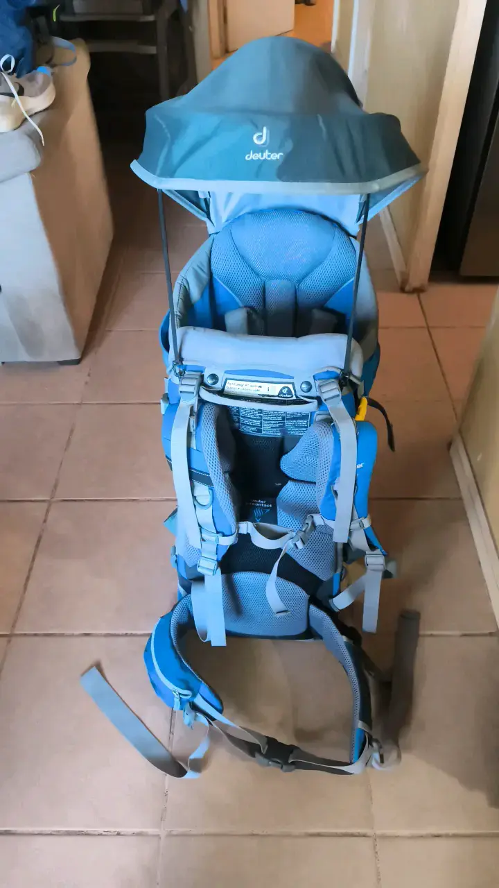 Mochila porta bebé azul con toldo - 2