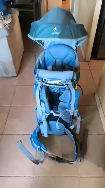 Mochila porta bebé azul con toldo - miniatura 2