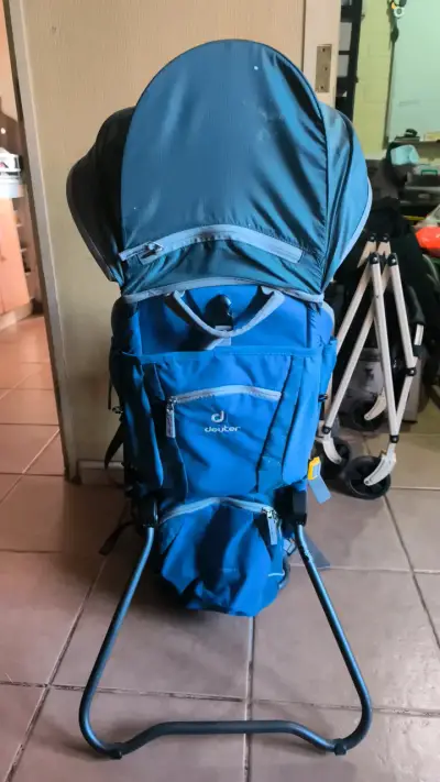 Mochila porta bebé azul con toldo - miniatura 3