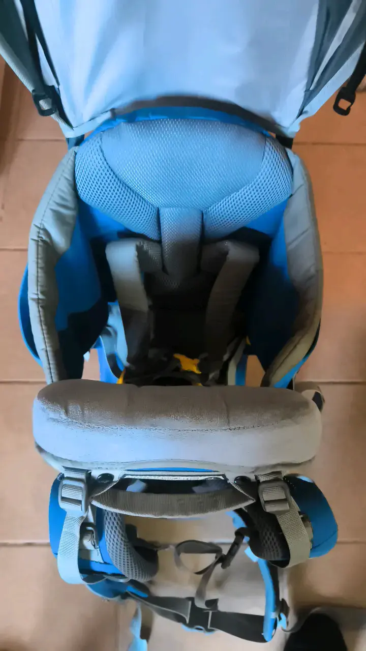 Mochila porta bebé azul con toldo - 4
