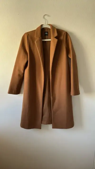 Abrigo camel Zara elegante y moderno - miniatura 1