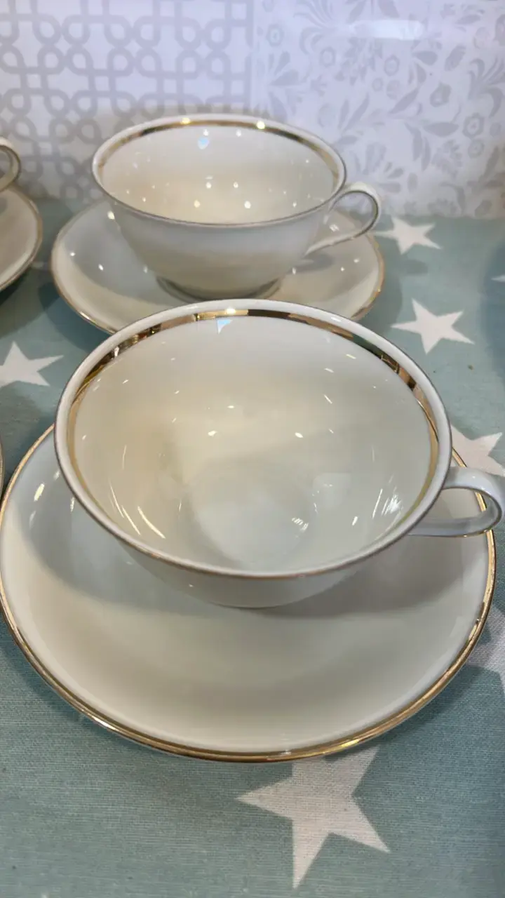 Juego de tazas de porcelana con borde dorado - 1