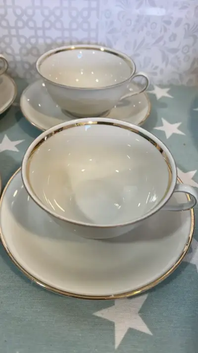 Juego de tazas de porcelana con borde dorado - miniatura 1
