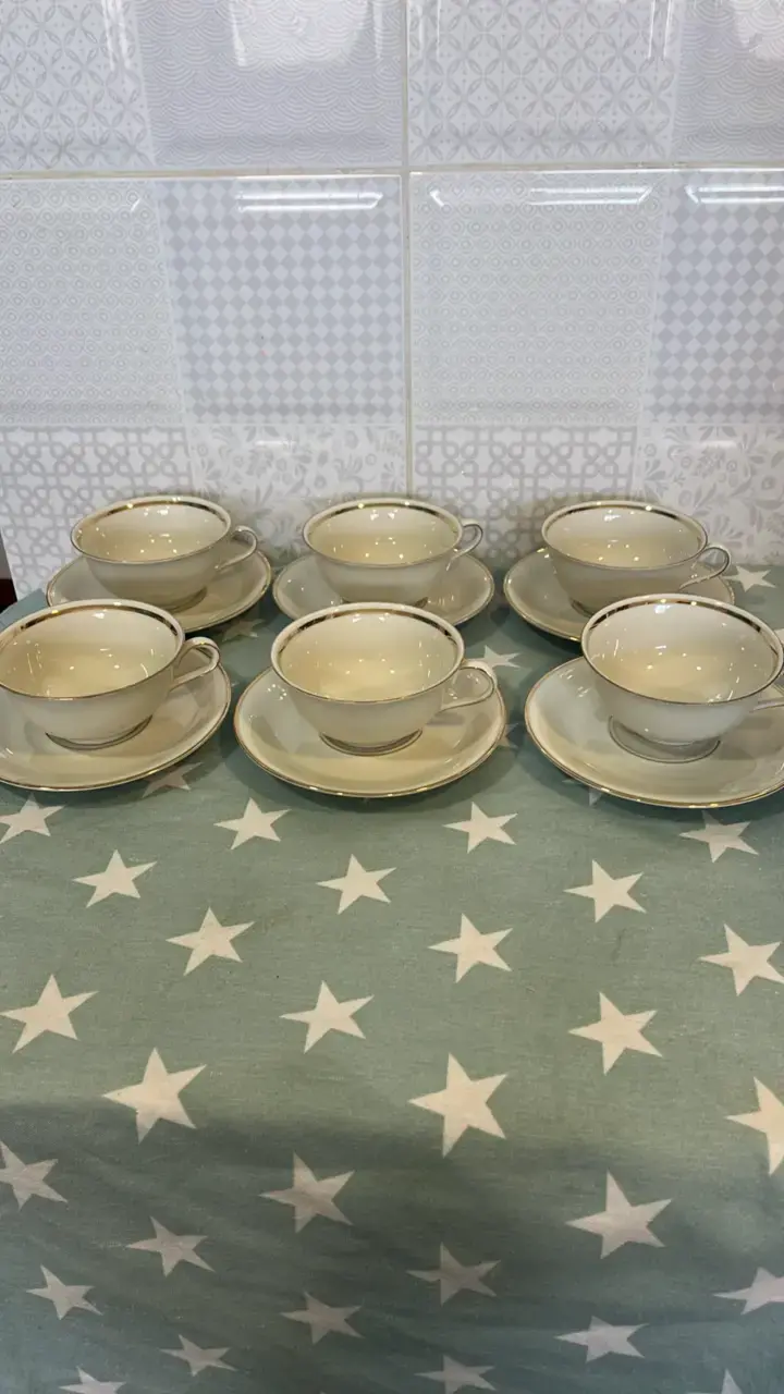 Juego de tazas de porcelana con borde dorado - 4