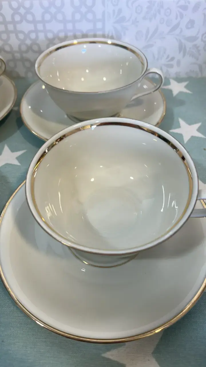 Juego de tazas de porcelana con borde dorado - 6
