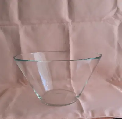 Bowl o fuente de vidrio transparente elegante - miniatura 1