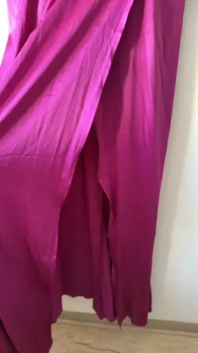 Vestido largo fucsia con tirantes - miniatura 2