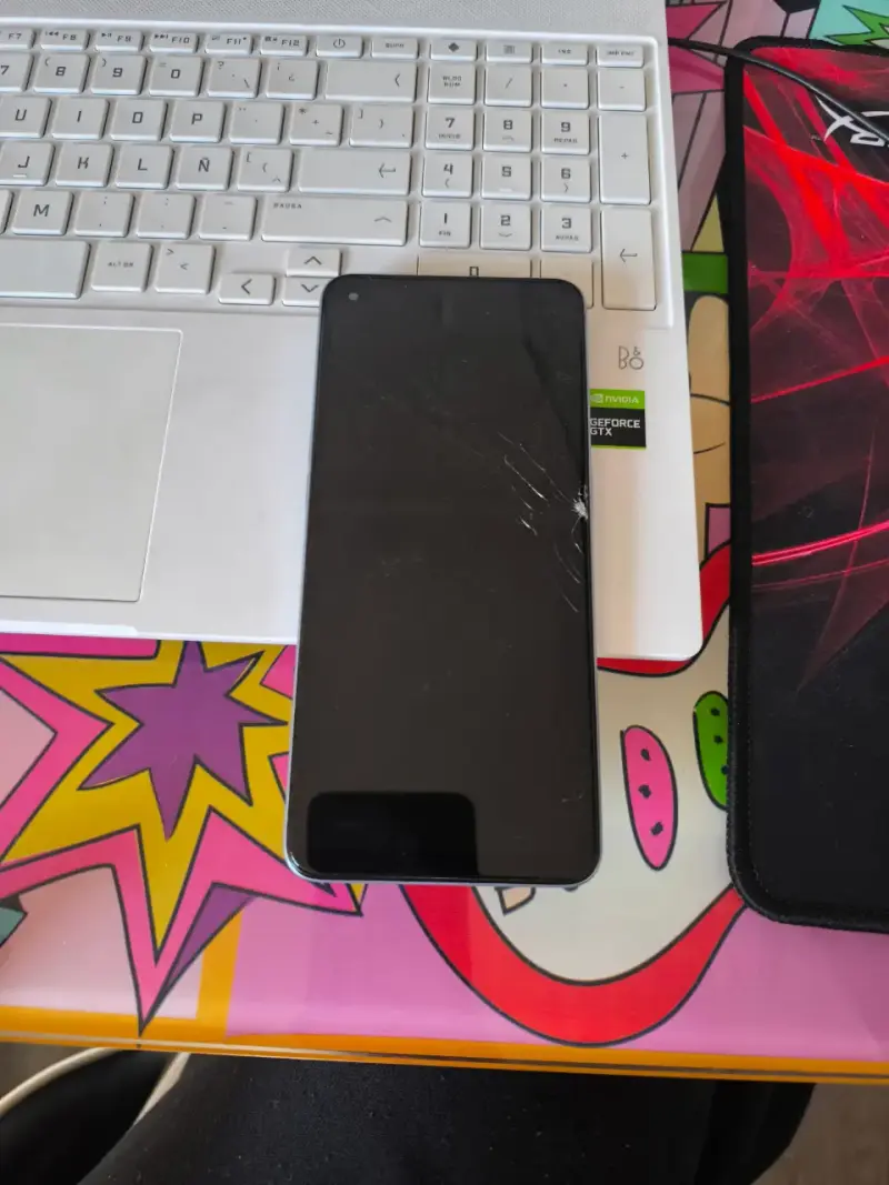 Smartphone con pantalla dañada para repuestos - 1