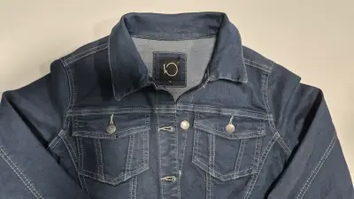 Chaqueta de mezclilla azul para mujer - miniatura 3