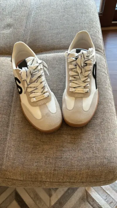 Zapatillas deportivas blancas con detalles negros - miniatura 1