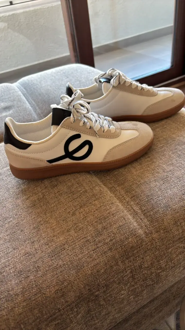 Zapatillas deportivas blancas con detalles negros - 2