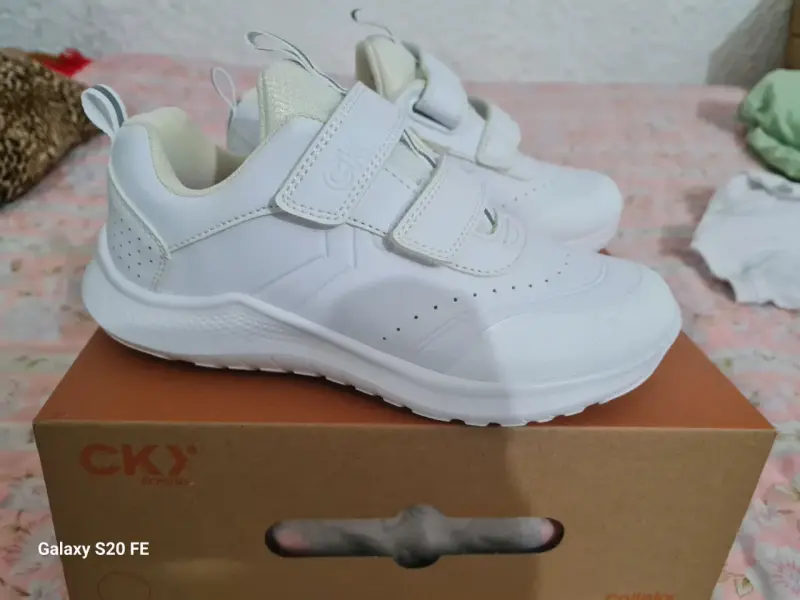 Zapatillas blancas con velcro para niños - 3