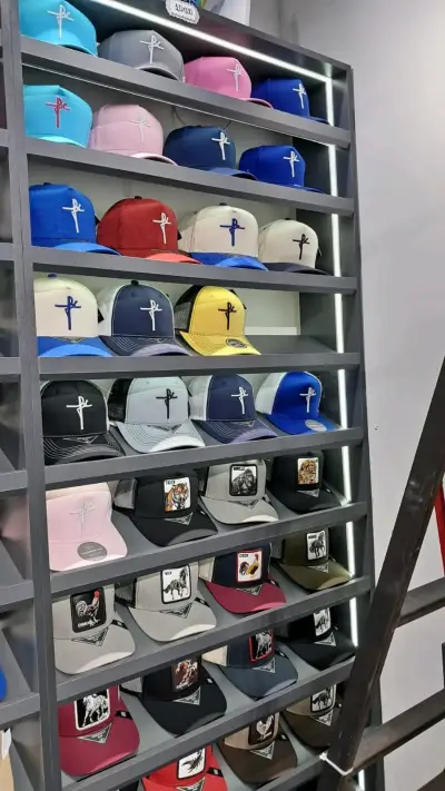 Gorras deportivas con logos bordados - miniatura 2