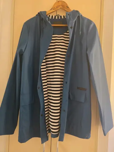 Chaqueta impermeable azul con capucha - miniatura 1