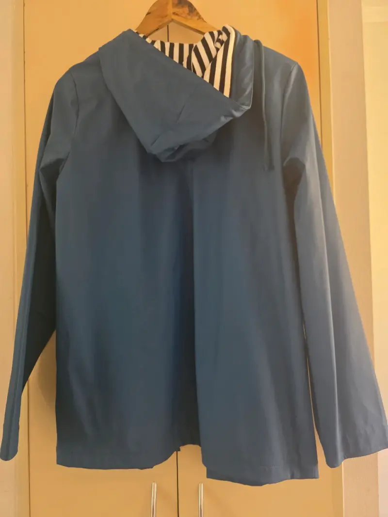 Chaqueta impermeable azul con capucha - 2