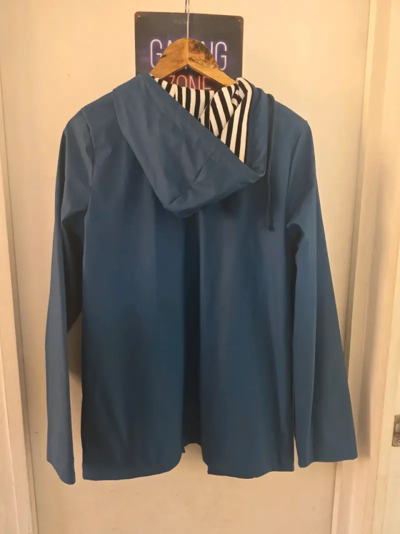 Chaqueta impermeable azul con capucha - 3