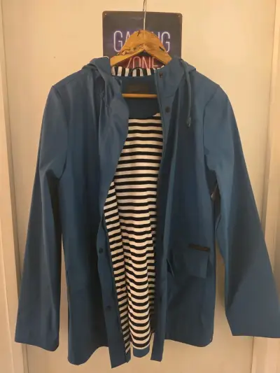Chaqueta impermeable azul con capucha - miniatura 4